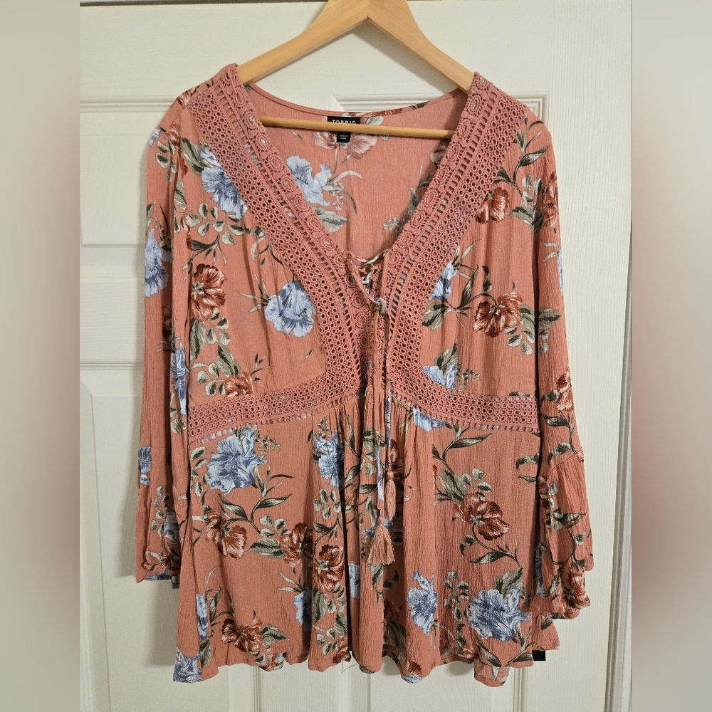 Torrid Women's Pink And Blue Floral Top Boho V Neckline Size 1